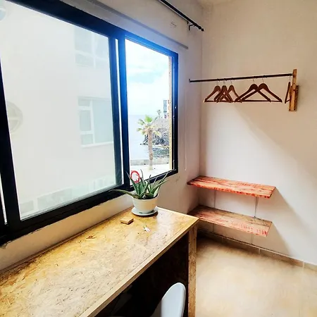 Bright Double Room By The Sea With Shared Bathroom And Kitchen. Séjour chez l'habitant